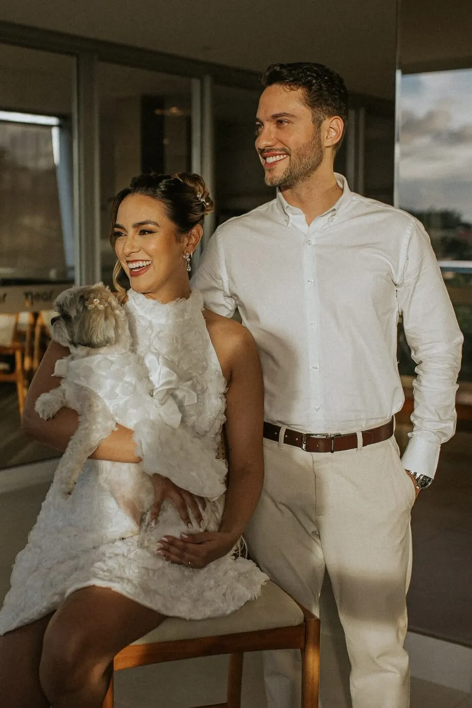 Victória e Bruno com o cachorrinho, em casa